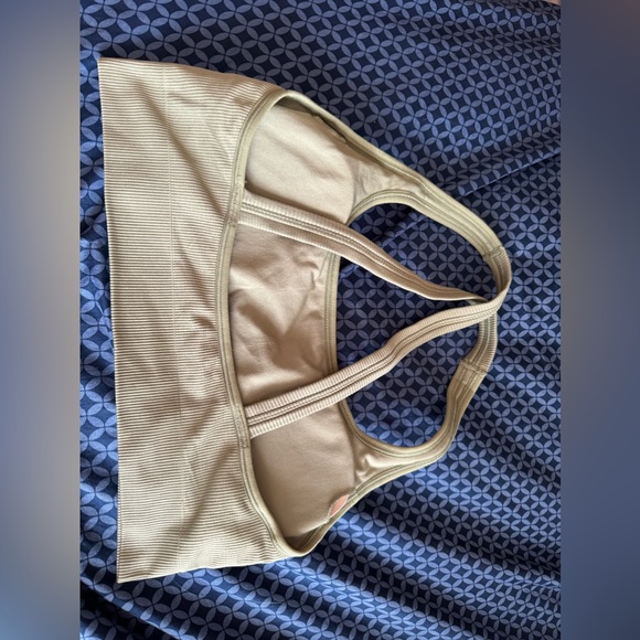 28…NWOT Athleta
Olive Green
Sports Bra tank top Large - Picture 6 of 7